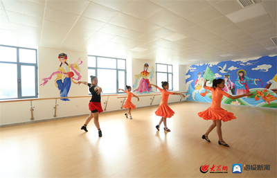 东营区龙居社区党群服务中心见闻 儿童舞蹈表演服务点亮社区生活